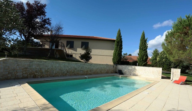 Pool house with up to 8 people located 4 km from the center of Auch.