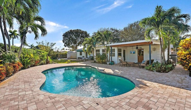 Pool Huge Backyard BBQ Games Pet Friendly