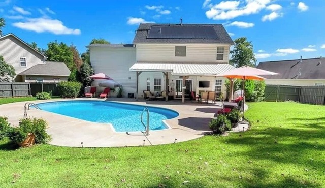 Pool is Open! 4BR Retreat Gameroom Sleeps 12
