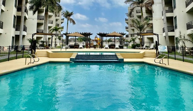 Pool & Jacuzzi Condo - Book Now!