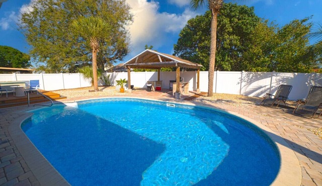 Pool-Jacuzzi & Palm Trees/8 Universal/15 Disney