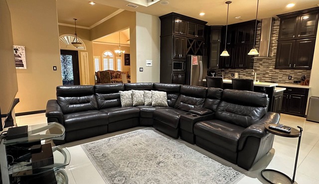 Pool/Kingbed/Awesome grill