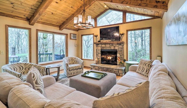 Pool & Lake Access: Mtn-View Cottage in Newland