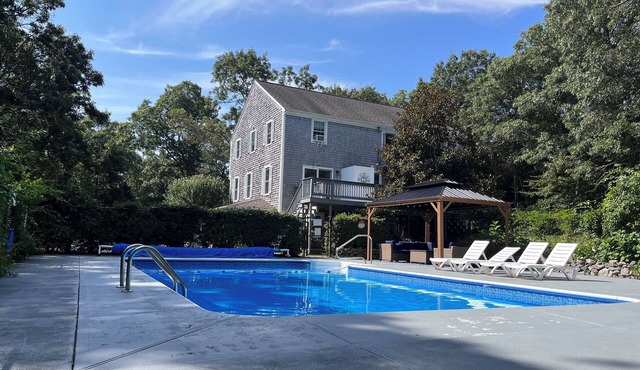 POOL, LARGE 4+ Bedroom, lots of room with private yard