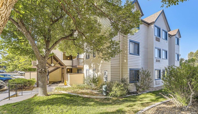 POOL, laundry in-unit, super clean, 2-bed 2-bath, unique decor & gas fireplace