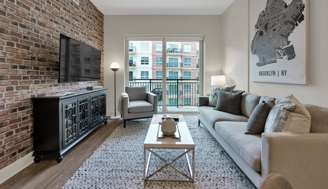 Pool, Lux Apartment, Walk to Shops & Restaurants, Fitness Center, King Bed