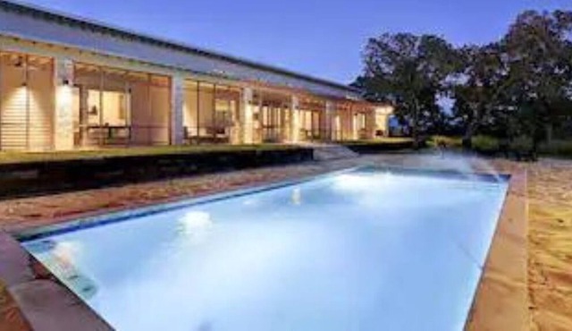 Pool + Lux Barndo + Secluded- Sleeps 10!