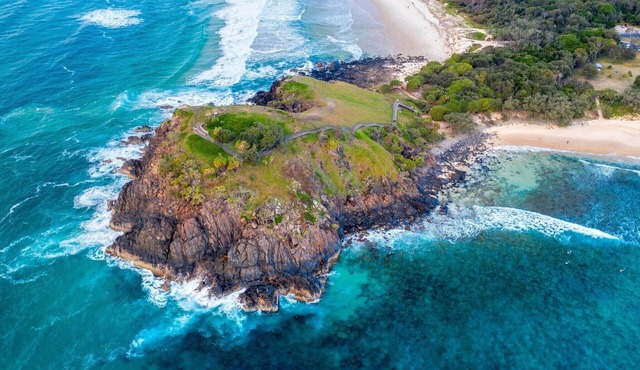 POOL & MOUNTAIN VIEWS 2 BED APARTMENT - BEACHFRONT