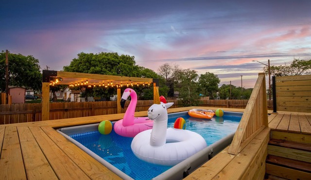 Pool-MovieTheater-KING BED & 5 minutes from the Alamodome & Riverwalk