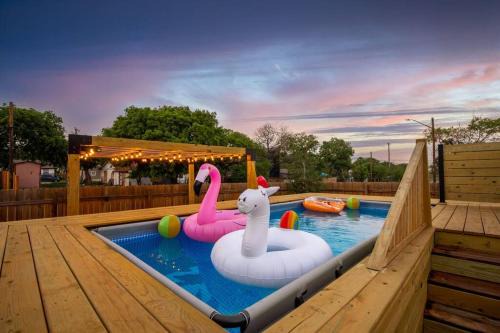 Pool-MovieTheater KING BED & 5 minutes to Alamodome