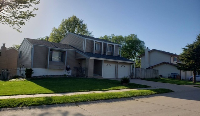pool & nice S.W. Omaha home! easy access to I-80 hwy