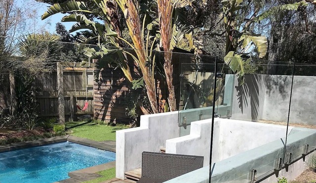 POOL OASIS 4 Bedroom, walk to Beach and GP Track