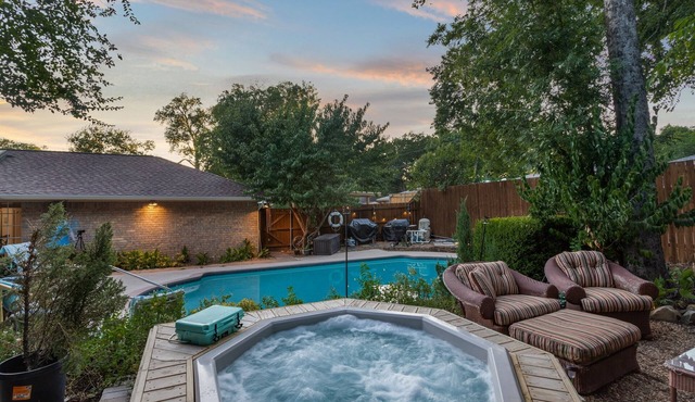 Pool 🏊🏼‍♂️ Oasis 🏝 Amazing Home, Pool, Hot Tub, Grills, Fire Pit 🔷 Central Location!