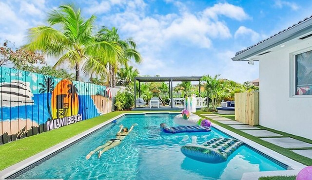 Pool Oasis BBQ, Games/Near Zoo Miami & Marina