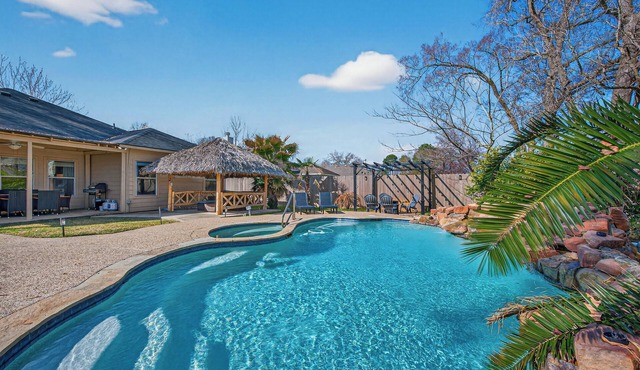Pool Oasis Paradise by the Lake: gameroom, firepit