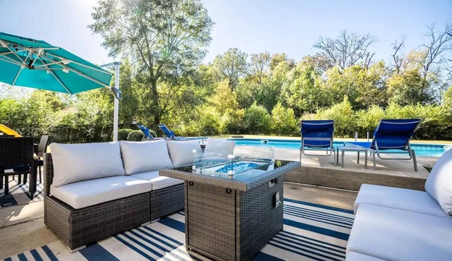 Pool Oasis w/KING Bed & Firepitn