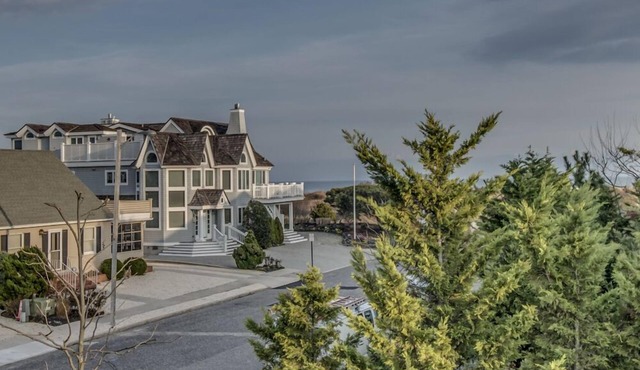 POOL! OCEAN VIEWS! Sliders to a private deck with a view of the ocean. - 5 BED/3 BATH HOME