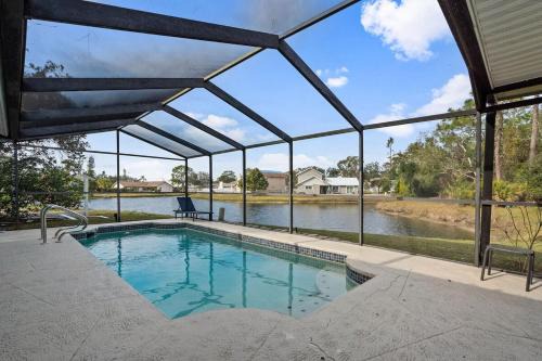 Pool on the Lake, Peaceful, Close to Beaches, Restaurants and More!