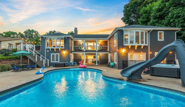 Pool open! Boat dock | HotTub | Arcades | Firepit