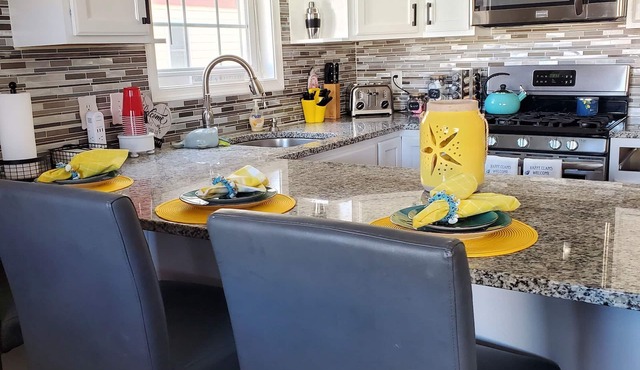 Pool! Out of HGTV! Linens, Bikes, Beach gear, elev, oceanview, luxury!