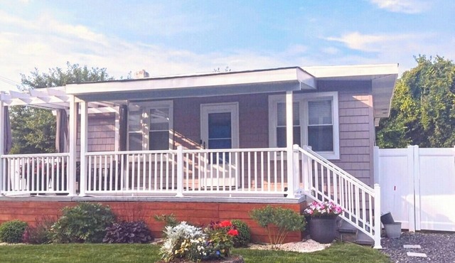 POOL + OUTDOOR MOVIES + FIRE PIT Paradise - Minutes to Beach!"