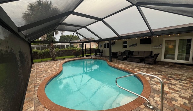 Pool Paradise Central - Cozy 3 BR, 2 Bathroom home with heated pool & lanai