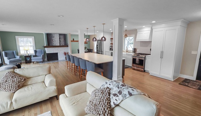 Pool Paradise in Omaha with Private Pool + Diving Board + Patio + Grill, 4BR