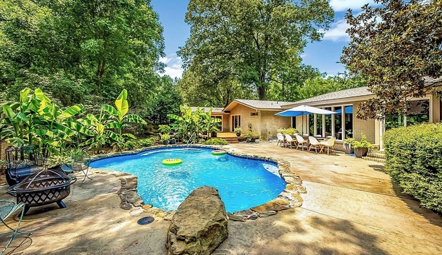 Pool Paradise: Mid Mod Lux Oasis in Quiet Central Location - Pet Friendly!