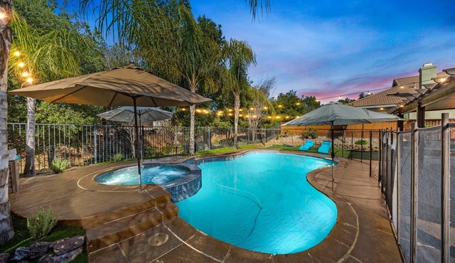 Pool paradise near Temecula Wine Country w/spa, pool table, games, pic wall
