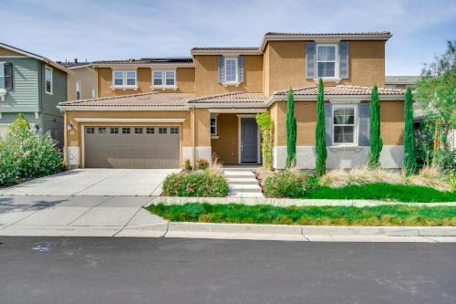 Pool Paradise Spacious Tracy Home with Yard!