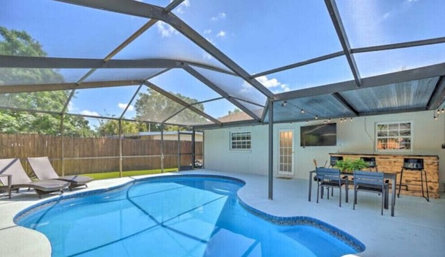 Pool! Patio! Spacious Home 2Mi to Pier