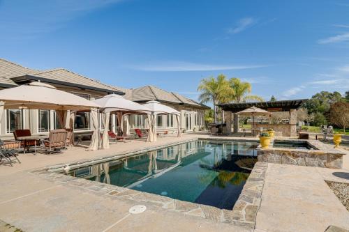 Pool, Peacocks and Views! Lavish Retreat in Gilroy