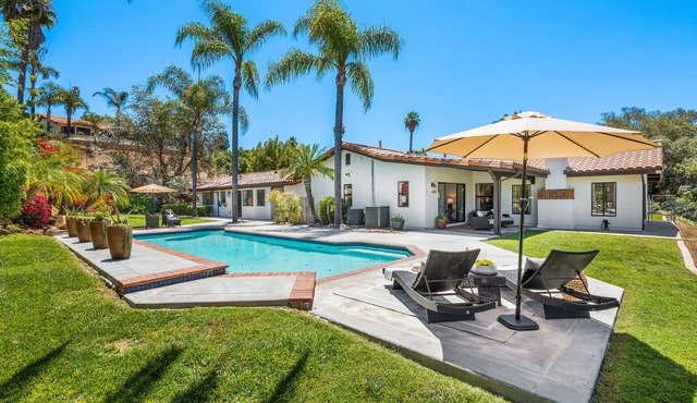 Pool, pickleball, basketball, arcade game & ping pong- The Vista Hilltop Villa