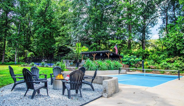 Pool, Pickleball, Poker, Ping-Pong! King beds!