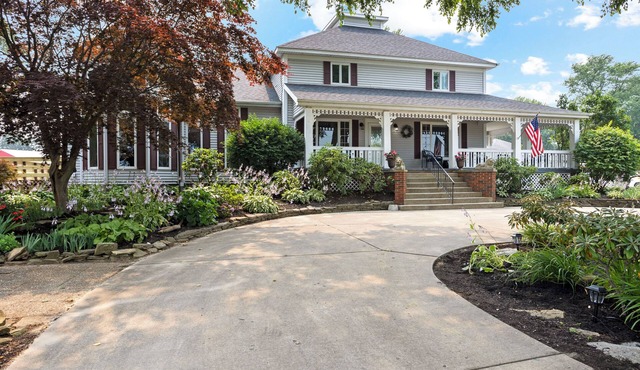 Pool, Pickleball and Sleeps over 30 People