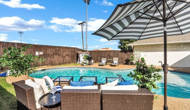 Pool PlayHouse: Firepit, Grill, Games & Sunlounger