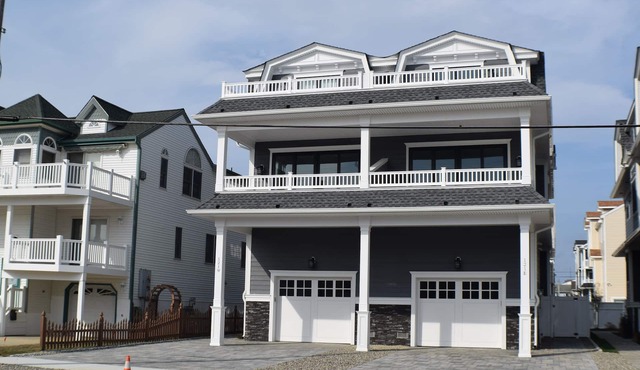 POOL.POOL.POOL! Townhome and 1 1/2 blocks to the Beach and Promenade