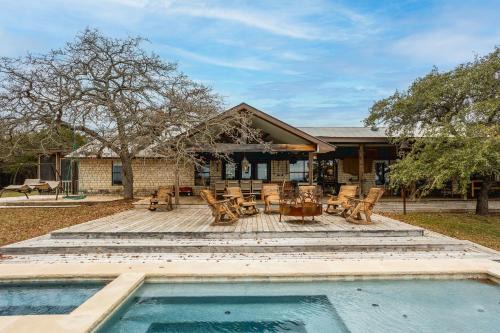Pool, Porch and Stunning Views Spacious Texas Home!