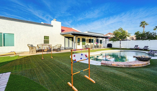 Pool, Putting Green & Games: Chandler Home!