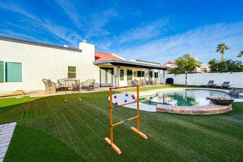 Pool, Putting Green & Games: Chandler Home!