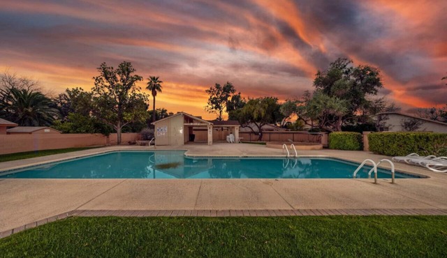 Pool/Quiet/Fenced/3 BR & 2 BA/Garage