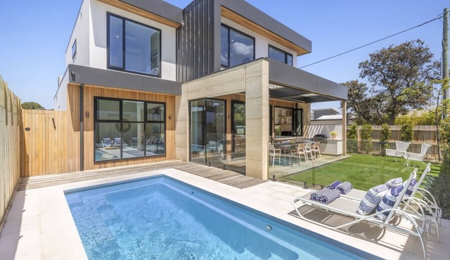 Pool Retreat Barwon Heads, Sleeps 10, 5 bedroom, 3 bathroom, lift, Heated Pool, Outdoor entertaining