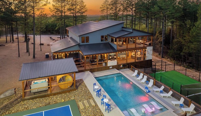 Pool Sauna Pickleball/Basketball Turf Field Game Room Sleeps 26