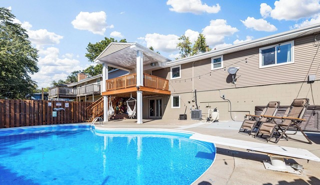 Pool, Sauna, Work out area, ping pong, King Bed. So Many Amenities!