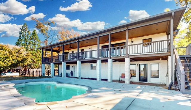 Pool & Scenic Views: Lookout Mountain Home