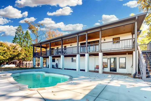 Pool & Scenic Views: Lookout Mountain Home