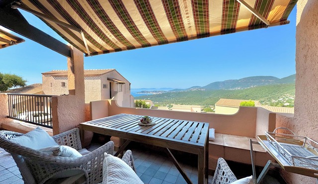 Pool & Seaview apartment