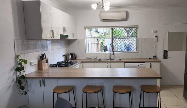 Pool-side House - Self Check-in & Free Parking