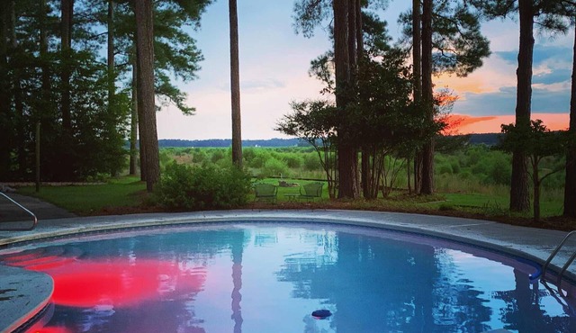 Pool side Paradise near Fort Bragg, Pinehurst, Southern Pines, hot tub & Golf!