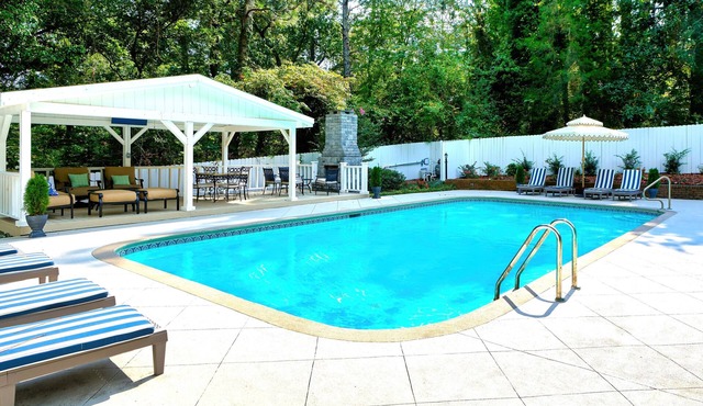 Pool-Sleeps 20-Stylish- 5 mins to downtown Southern Pines- Close to Pinehurst